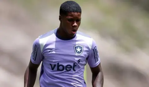 Arthur Cabral e Kadir disputam vaga no ataque do Botafogo