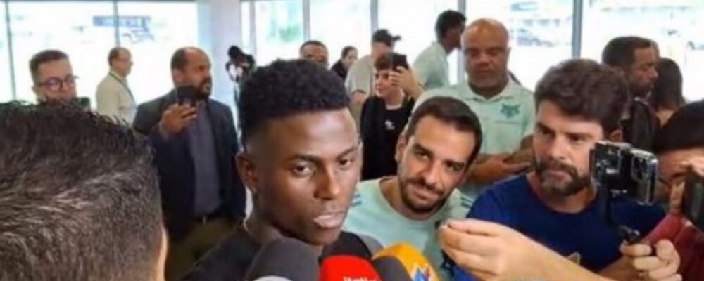 Artilheiro do Mundial Sub-20, Villarreal chega a BH para assinar com Cruzeiro