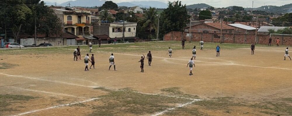 Artilheiro pelo Cruzeiro estreia em time de várzea com gol em campo de terrão