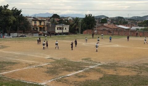 Artilheiro pelo Cruzeiro estreia em time de várzea com gol em campo de terrão