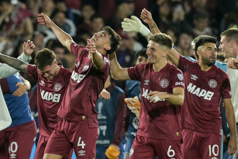 Jogadores do Lanús comemoram classificação na Sul-Americana (foto: Juan MABROMATA / AFP)