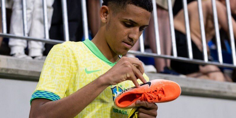 Copa do Mundo destaca gol de jovem jogador do Cruzeiro como símbolo de ‘sonho brasileiro’