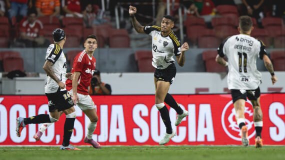 Jogo entre Internacional e Atlético no Beira-Rio (foto: Pedro Souza / Atlético)