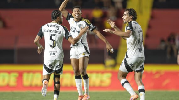 Jogadores do Atlético comemoram gol diante do Sport (foto: Pedro Souza/Atlético)