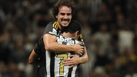 Igor Gomes abraça Hulk ao comemorar golaço de falta pelo Atlético (foto: Alexandre Guzanshe/EM/DA.Press)