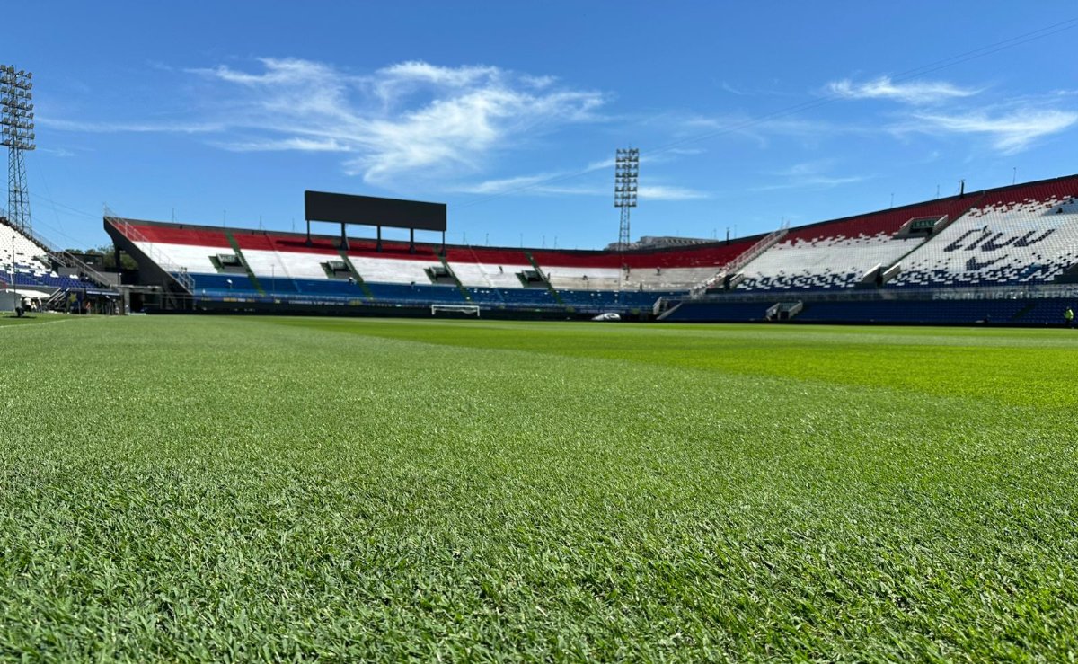 O gramado do Estádio Defensores del Chaco antes da final da Sul-Americana (foto: Lauro Lopes/TV Alterosa)