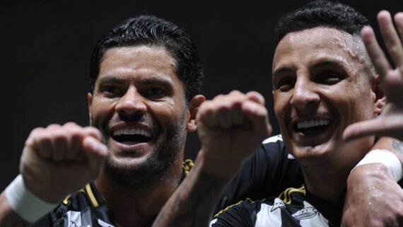 Hulk e Arana comemoram gol do Atlético diante do Bahia (foto: Alexandre Guzanshe/EM/D.A. Press)