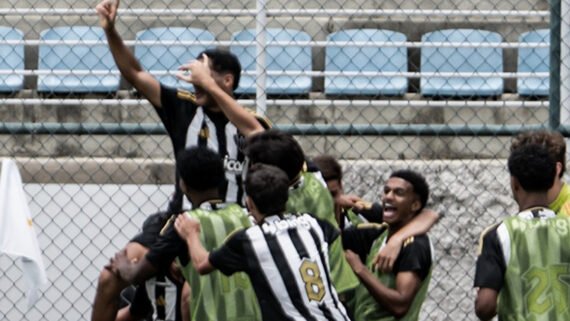 Jogadores do Atlético comemoram gol sobre o Cruzeiro no Mineiro Sub-17 (foto: Divulgação/Atlético)