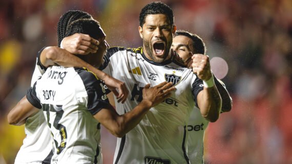 Jogadores do Atlético comemoram gol de vitória sobre o Sport, na Ilha do Retiro (foto: Pedro Souza/Atlético)