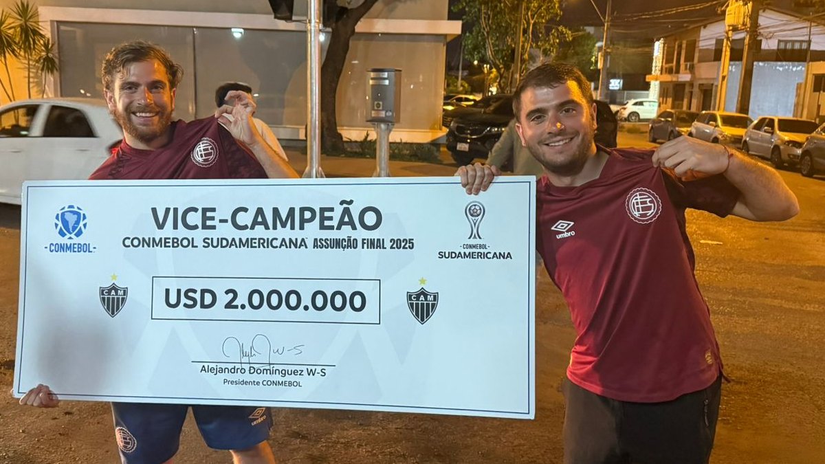 Torcedores do Lanús com cheque de vice-campeão do Atlético (foto: Reprodução/Redes sociais)