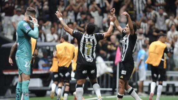 Jogadores do Atlético comemoram gol sobre o Del Valle (foto: Alexandre Guzanshe/EM/DA.Press)