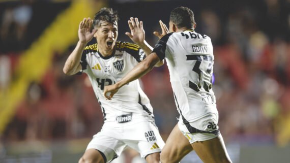 Jogadores do Atlético comemoram gol sobre o Sport pelo Brasileiro (foto: Pedro Souza/Atlético)