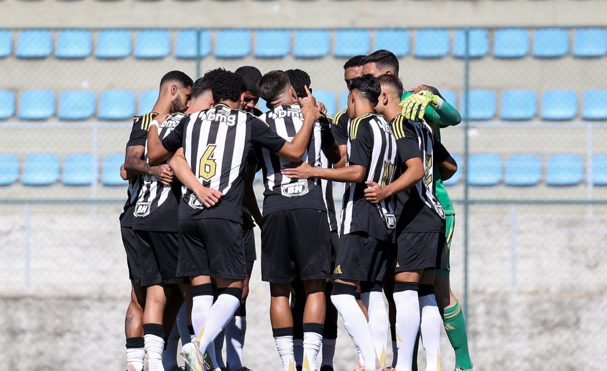 Time sub-20 do Atlético reunido antes de jogo contra o Sport pela Copa do Brasil (foto: Daniela Veiga/Atlético)