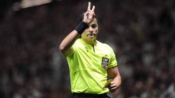 Árbitro Sávio Pereira Sampaio na partida entre Atlético e Fortaleza, na Arena MRV (foto: Alexandre Guzanshe/EM/D.A. Press.)
