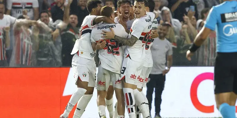 BRASILEIRÃO: São Paulo vence, Corinthians perde e Santos se complica