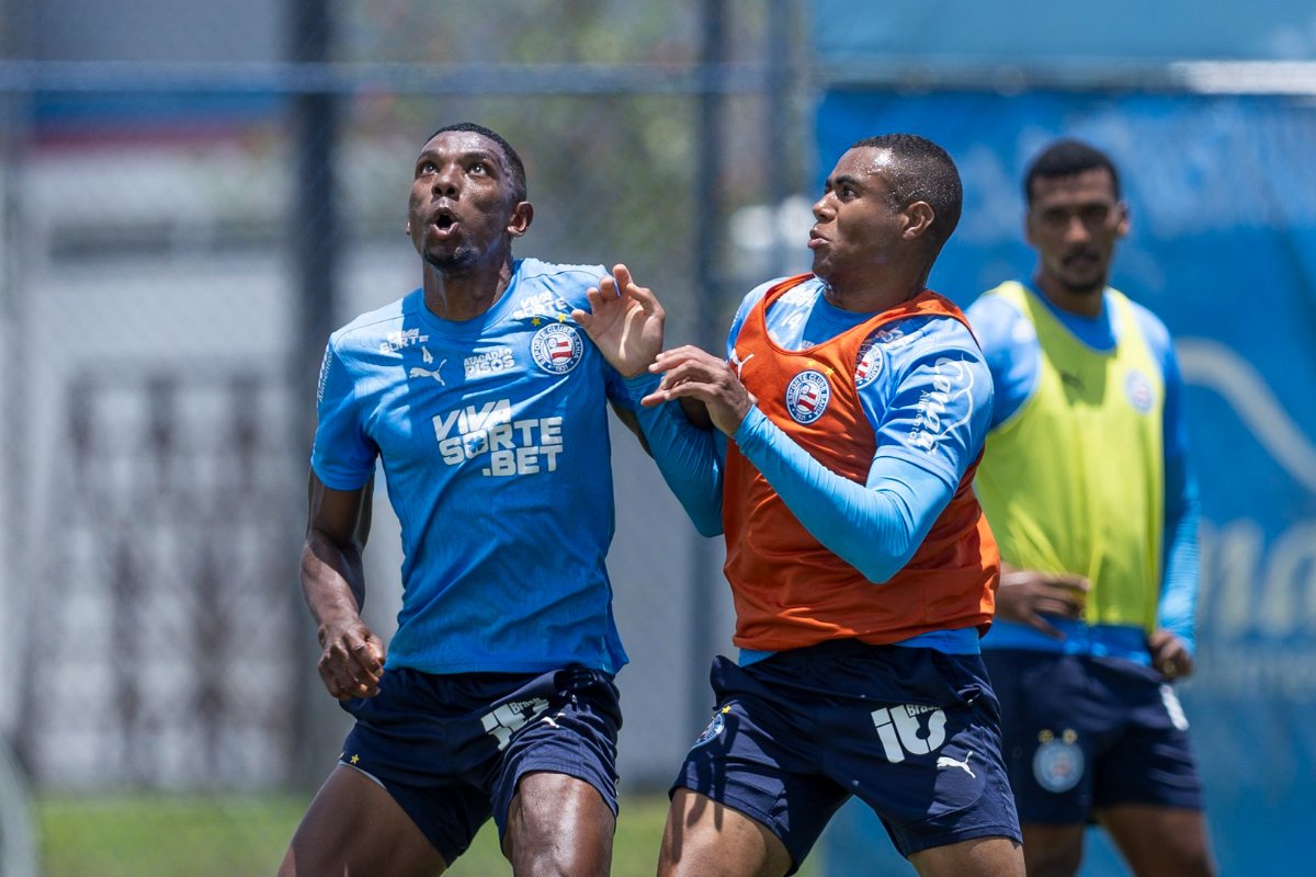 Atletas do Bahia treinando em campo aberto (foto: Divulgação/Bahia)