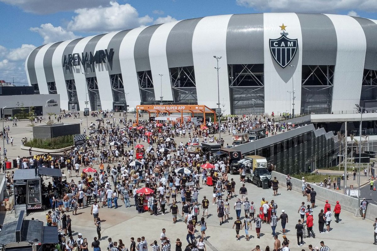 Foto da Arena MRV do alto, pegando a esplanada cheia de torcedores (foto: Divulgação/Atlético)