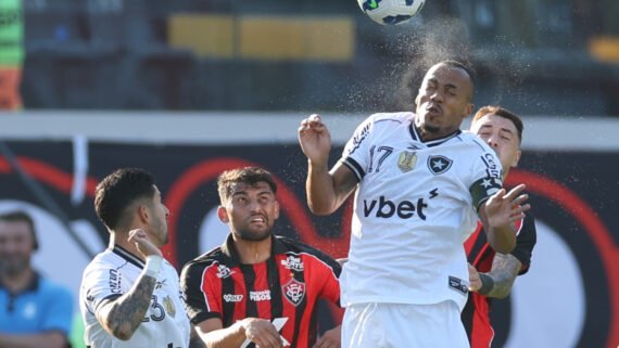 Lance do jogo entre Vitória e Botafogo pelo Campeonato Brasileiro (foto: Vítor Silva/Botafogo)