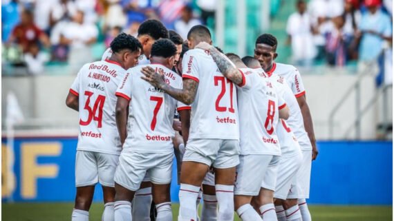 Atletas do Bragantino se reunindo em campo aberto durante jogo contra o Bahia (foto: Ari Ferreira/Bragantino)