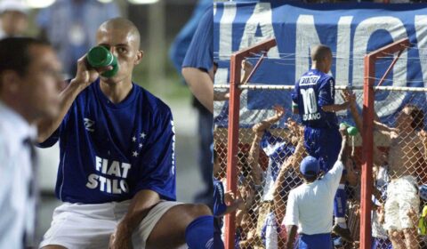 Camisa 10 e capitão do Cruzeiro: veja fotos raras de Alex em 2003