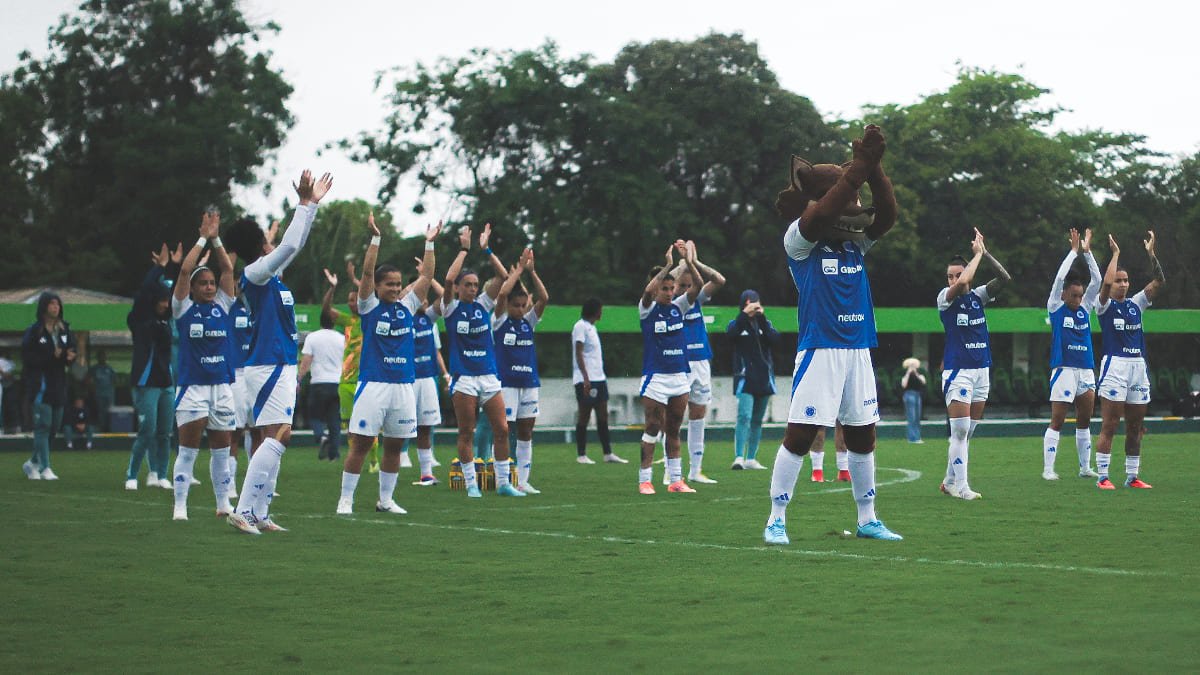 Jogadoras do Cruzeiro celebrando a presença da torcida no Gregorão (foto: Gustavo Martins/Cruzeiro)