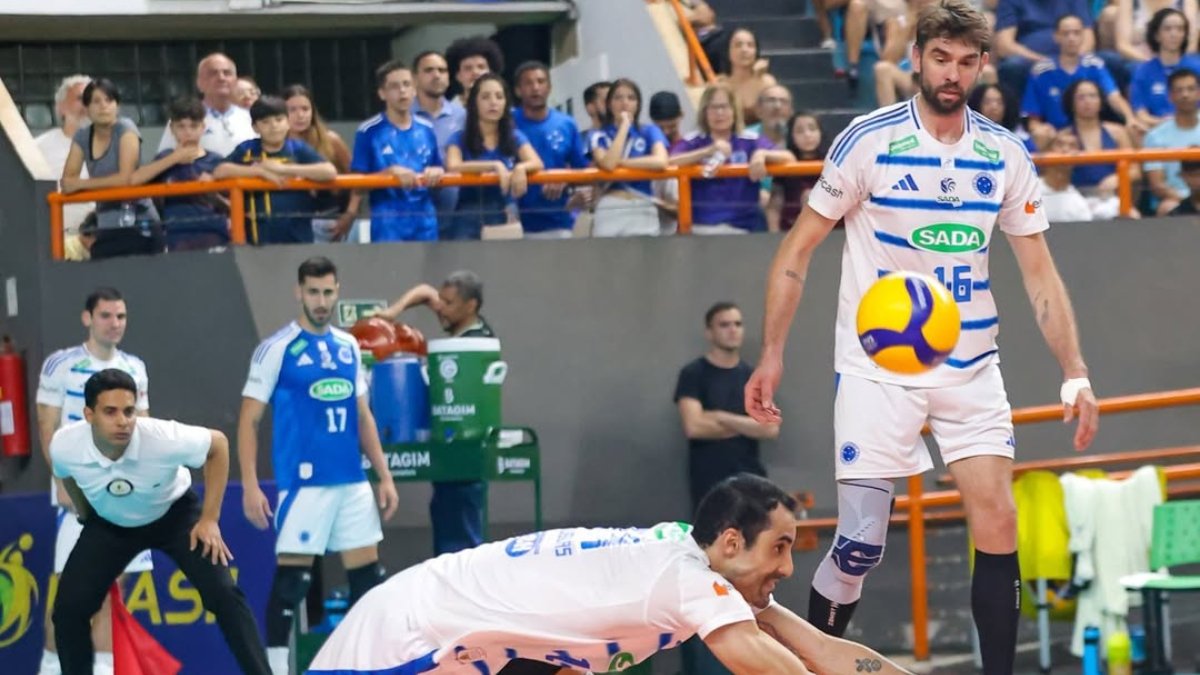 Lucão (ao fundo) e Douglas Souza, campeões olímpicos pela Seleção no Rio 2016, em ação pelo Cruzeiro (foto: Karen Esportes/Goiás)