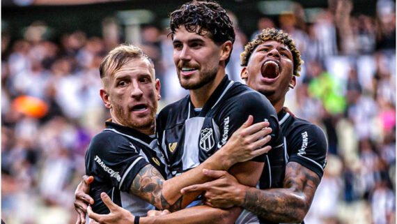 Jogadores do Ceará abraçando Pedro Raul em comemoração de gol (foto: Divulgação/Ceará)