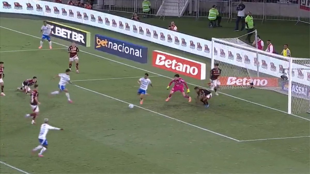 Christian perdeu grande chance em Flamengo x Cruzeiro - (foto: Reprodução/Premiere) Christian perdeu grande chance em Flamengo x Cruzeiro - (foto: Reprodução/Premiere)