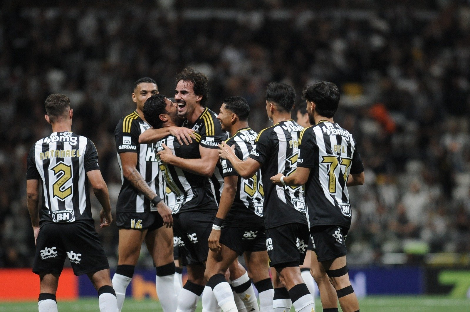 Jogadores do Atlético comemoram gol sobre o Bahia (foto: Alexandre Guzanshe/EM/DA.Press)