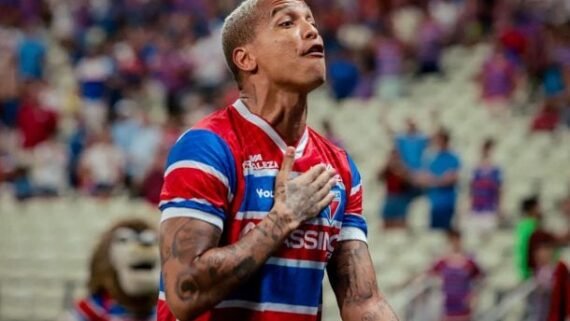 Deyverson correndo em campo com a camisa do Fortaleza e batendo no peito (foto: Mateus Lotif/FEC)