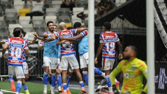 Jogadores do Fortaleza comemoram gol sobre o Atlético (foto: Alexandre Guzanshe/EM/D.A. Press)