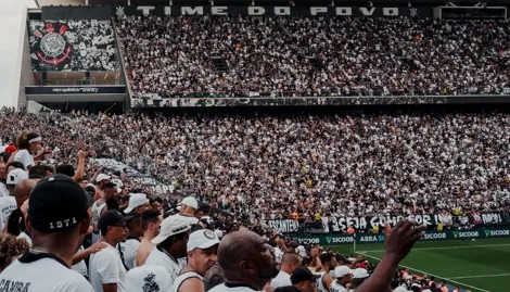 Corinthians recebe multa após lançamento de objetos no gramado