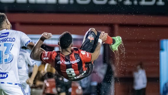 Cria do Atlético, Alerrandro marcou golaço de bicicleta contra o Cruzeiro em 2024 (foto: Victor Ferreira/Vitória)