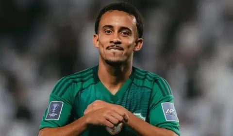 Cria do Flamengo brilha pelo Al-Ahli e cutuca Filipe Luís