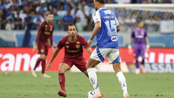 Fabrício Bruno em lance do jogo entre Cruzeiro e Fluminense (foto: LUCAS MERÇON / FLUMINENSE F.C.)