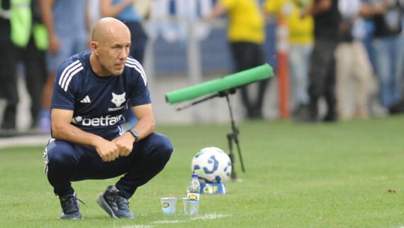 Leonardo Jardim, técnico do Cruzeiro, à beira do gramado do Mineirão (foto: Alexandre Guzanshe/EM/D.A Press)