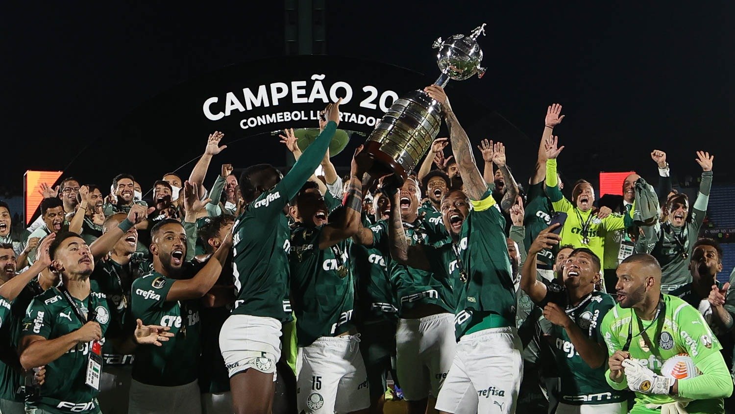 Time do Palmeiras comemorando o título da Libertadores de 2021 - (foto: Cesar Greco/Palmeiras)