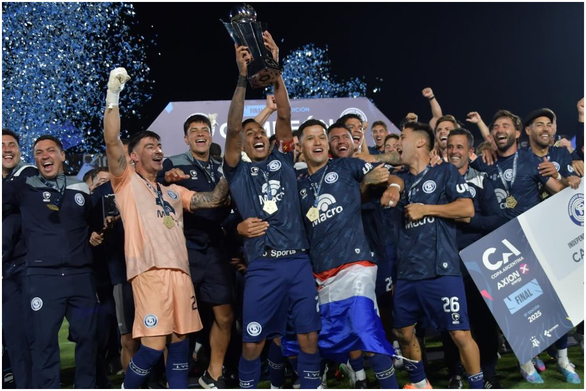 Elenco do Independiente Rivadavia levantando o trofeu - (foto: Divulgação/Independiete Rivadavia)