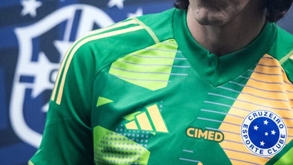 Escudo do Cruzeiro sobreposto à logomarca da CBF (foto: Gustavo Aleixo/Cruzeiro)