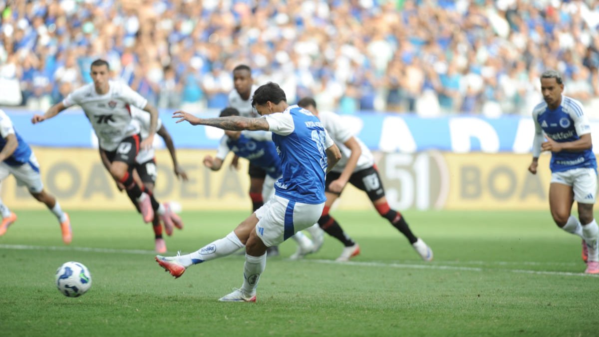 Kaio Jorge faz o primeiro gol do Cruzeiro no duelo com o Vitória - (foto: Alexandre Guzanshe/EM/D.A Press)
