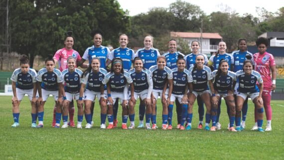 Jogadoras do Cruzeiro posam para foto (foto: Gustavo Martins/ Cruzeiro)