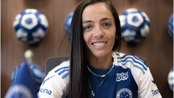 Pri Back, jogadora do Cruzeiro posando para foto enquanto assina contrato de renovação (foto: Gustavo Martins/Cruzeiro)