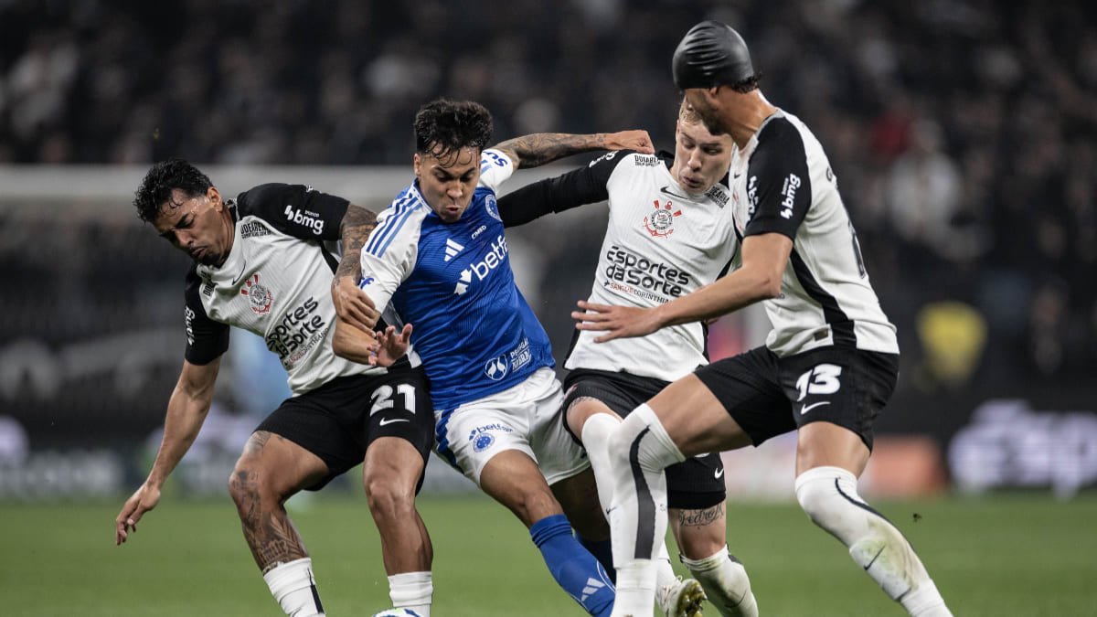 Jogadores de Cruzeiro e Corinthians em disputa de bola (foto: Marco Galvão/Cruzeiro)