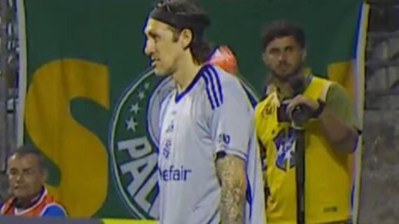 Momento em que garrafa atingiu as costas do goleiro Cássio (foto: Reprodução)