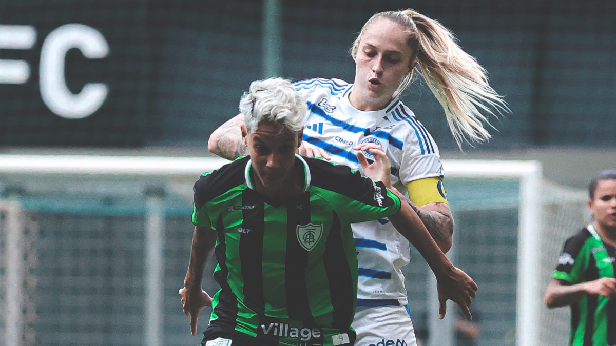Isa Haas, zagueira do Cruzeiro, e Gadu, atacante do América, disputam bola no primeiro jogo da final do Mineiro (foto: Gustavo Martins/Cruzeiro)