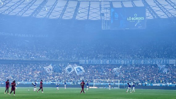Cruzeiro prestou homenagem póstuma a Lô Borges com minuto de silêncio no Mineirão (foto: Ramon Lisboa/EM/D.A. Press)
