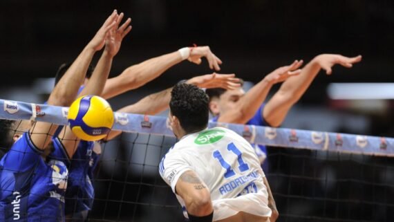 Cruzeiro e Minas durante partida de vôlei (foto: Alexandre Guzanshe/EM/D.A Press)