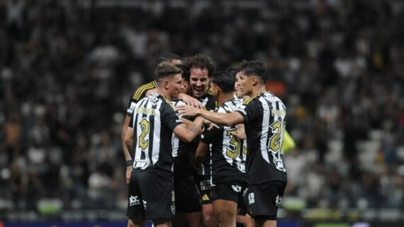 Jogadores do Atlético comemoram golaço de Igor Gomes sobre o Bahia (foto: Alexandre Guzanshe/EM/D.A. Press)