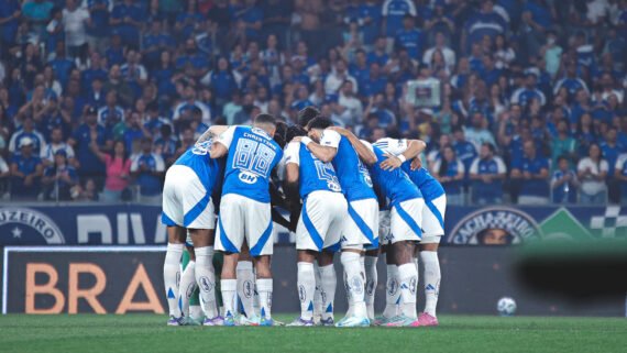 Jogadores do Cruzeiro reunidos no gramado do Mineirão, em Belo Horizonte (foto: Gustavo Martins/Cruzeiro)