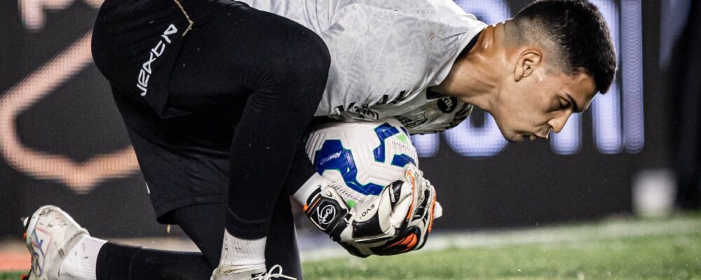 Dedo de cria do Cruzeiro ‘sai do lugar’ durante jogo e é reposicionado; vídeo